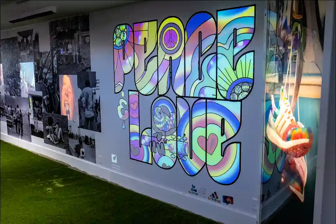 nike retail projection mapping experiental marketing peace love